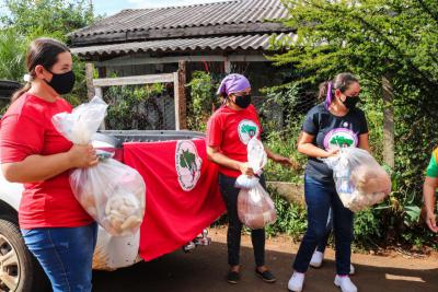 Mulheres de acampamentos e assentamentos do MST partilharam 160 cestas de alimentos